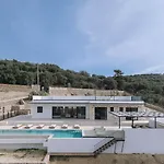 Maninee-bespoke Villa-pool -bbq-seaview 빌라 하니아