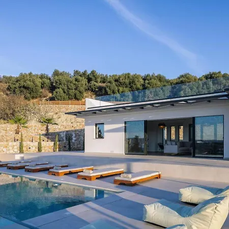 Maninee-bespoke Villa-heated Pool -bbq-seaview *