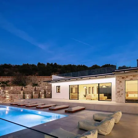 Maninee-bespoke Villa-heated Pool -bbq-seaview *