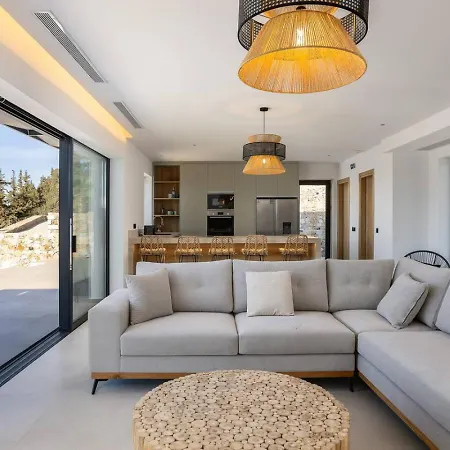 Maninee-bespoke Villa-heated Pool -bbq-seaview